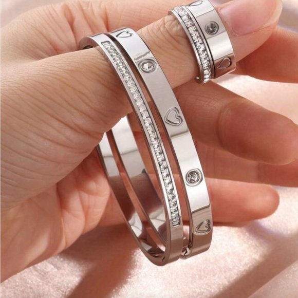 Jewelry - Elegant Silver Heart Bracelet Set